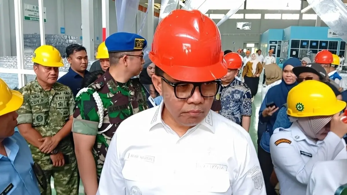 Wali Kota Samarinda Andi Harun memimpin kegiatan gotong royong Gerakan Rapi Lancar bersama warga. (BTV/AI)