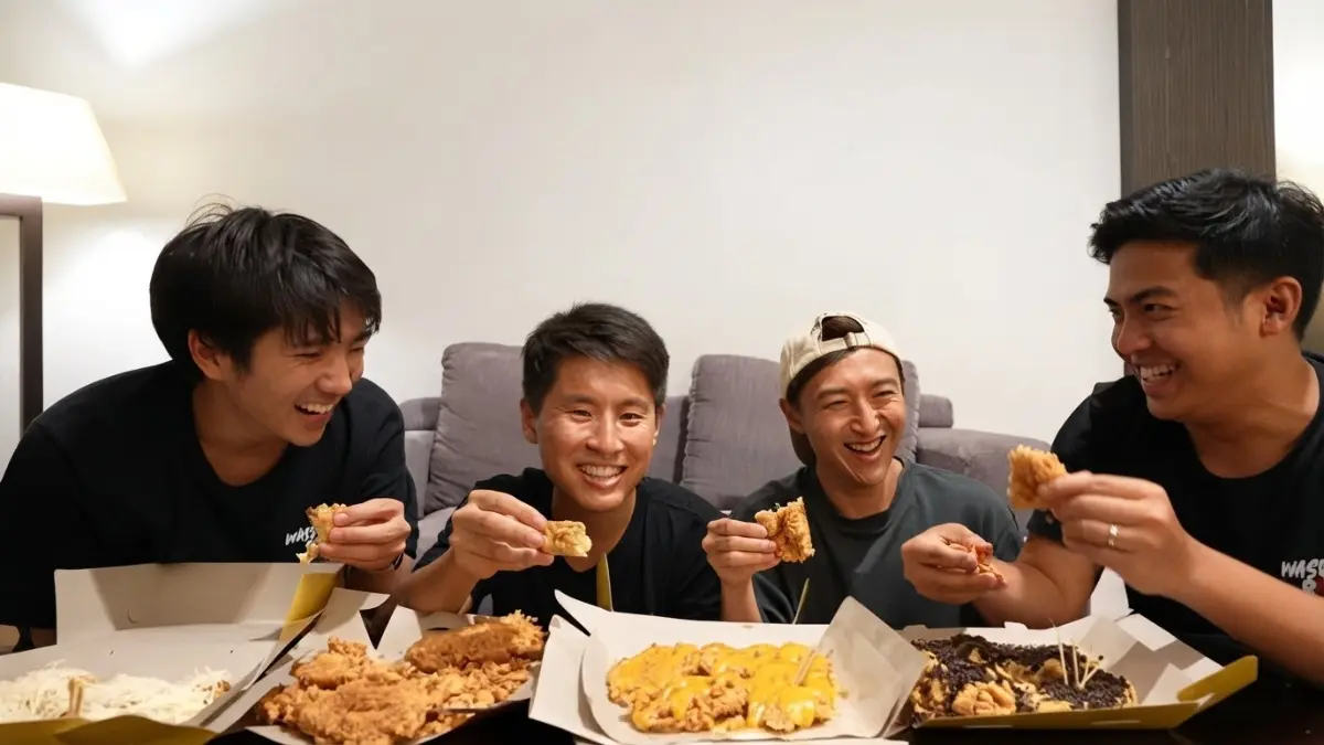WasedaBoys mengapresiasi perpaduan rasa gurih, manis, dan cokelat pada kuliner khas Pontianak. (Sumber: YouTube Nihongo Mantappu)