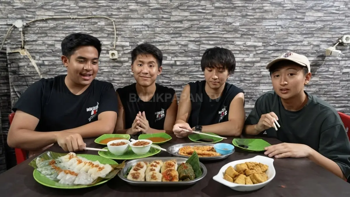 WasedaBoys menjelajahi kuliner legendaris Pontianak dengan perpaduan cita rasa lokal dan budaya Tionghoa. (Sumber: YouTube Nihongo Mantappu)