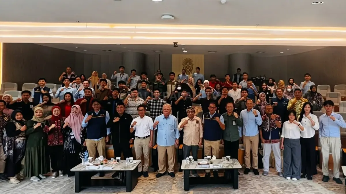 Basuki Hadimuljono dan Isradi Zainal berfoto bersama peserta KKN Tematik Berdampak KUC-BSN di IKN usai (DOK. NURON/KP)