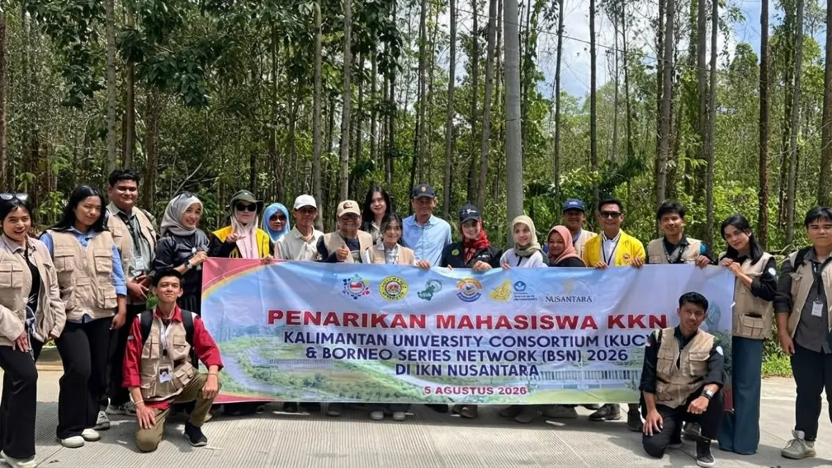 Isradi Zainal bersama mahasiswa KUC–BSN usai penanaman pohon di kawasan IKN, memperkuat kepedulian lingkungan bersama. (DOK. NURON/KP)