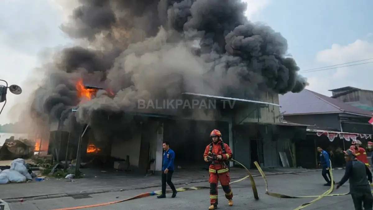 Kebakaran di Berau diduga akibat korsleting listrik, puluhan personel Disdamkarmat dikerahkan untuk menangani api. (BTV/AI)