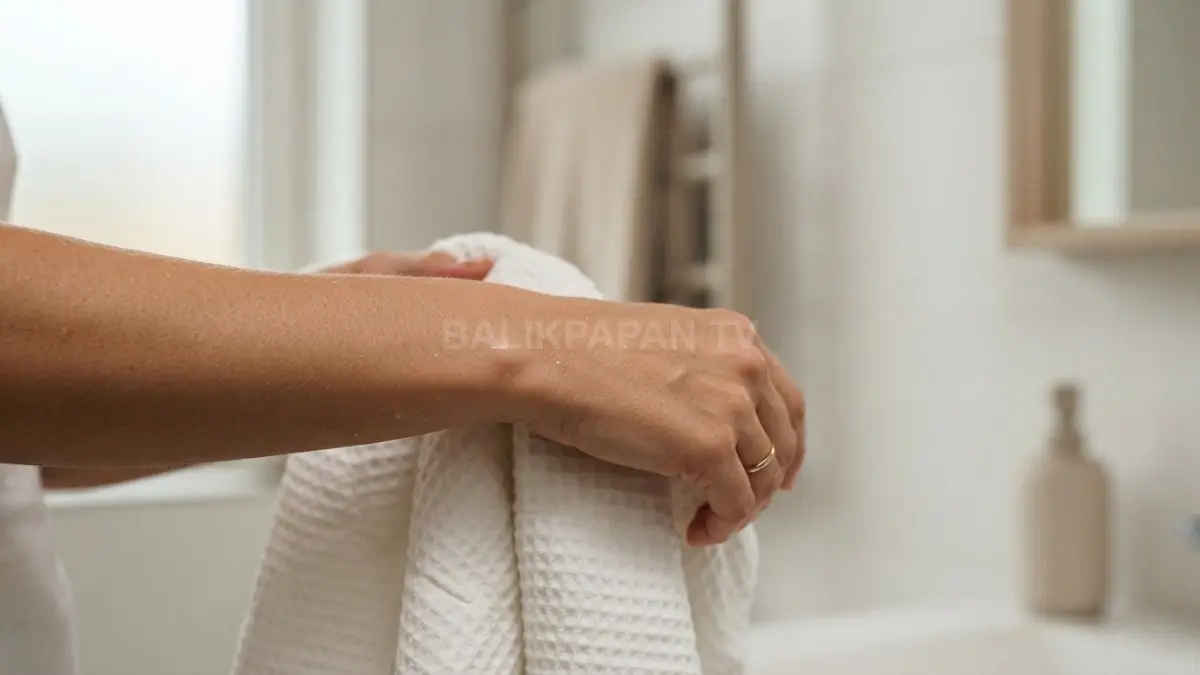 Kondisi kulit kering setelah mandi memerlukan perawatan pelembap ekstra agar kelembapan alami tetap terjaga. (BTV/Ai)