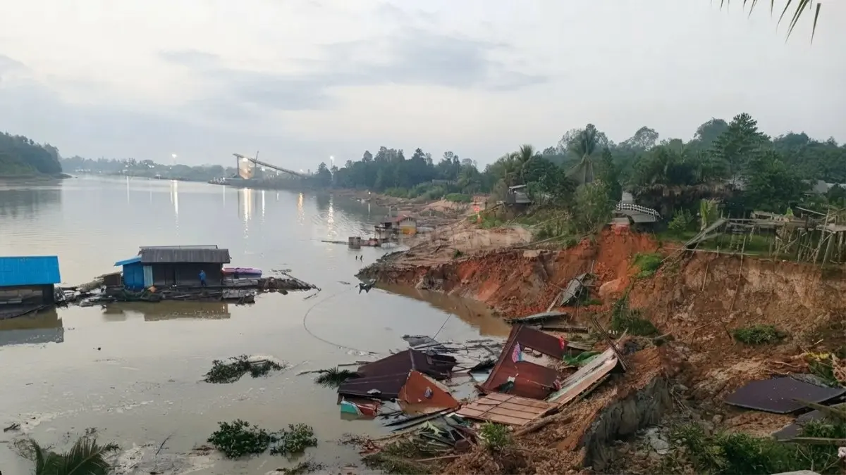 Kondisi tebing Sungai Mahakam yang ambrol setelah longsor di Kecamatan Melak, Kutai Barat.