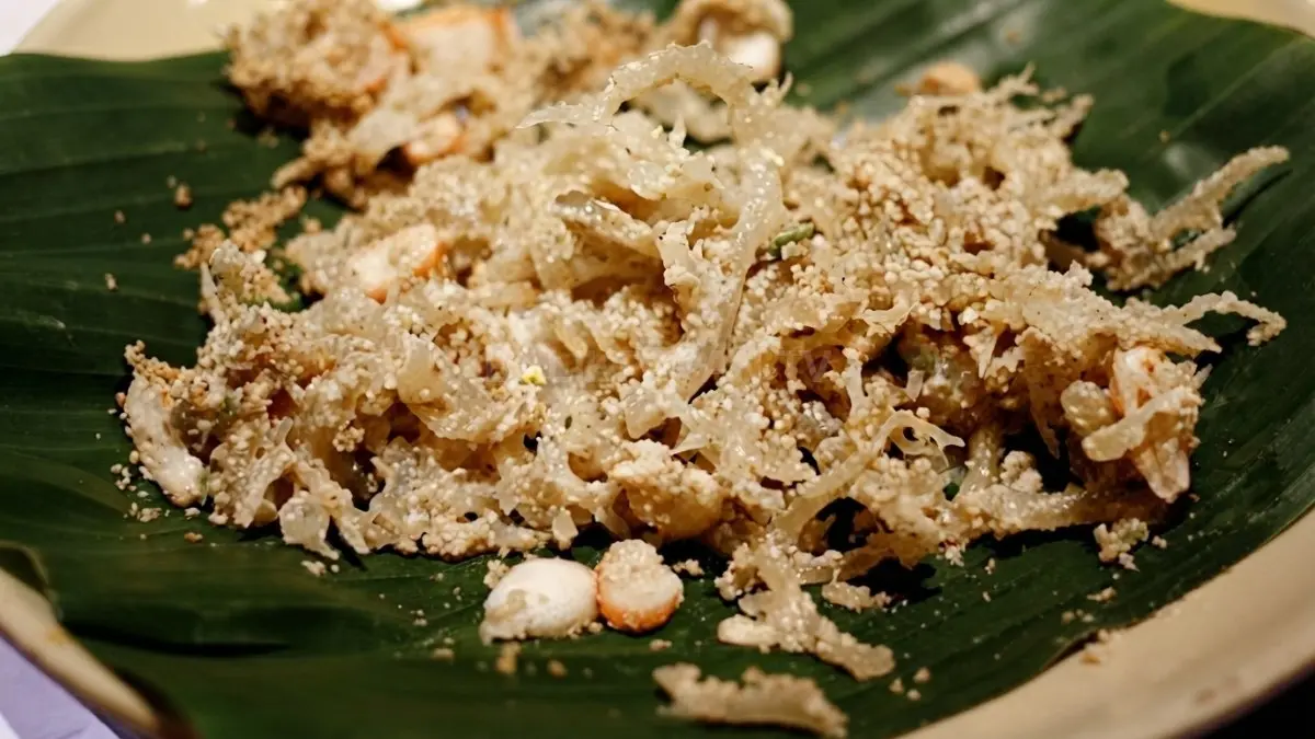 Lawa khas Kalimantan Utara memadukan bahan segar dengan kelapa sangrai dan hasil laut. (BTV/AI)