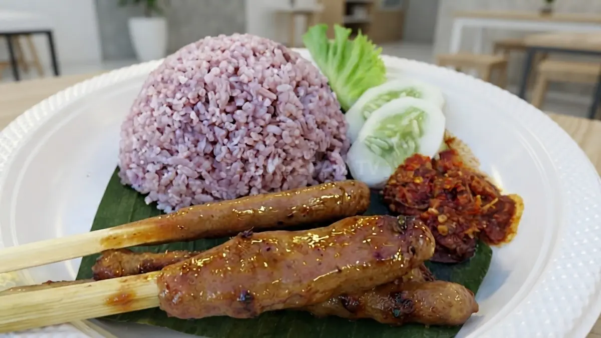 Nasi Subut khas Tana Tidung memiliki warna ungu alami dari campuran ubi jalar dan jagung. (BTV/AI)
