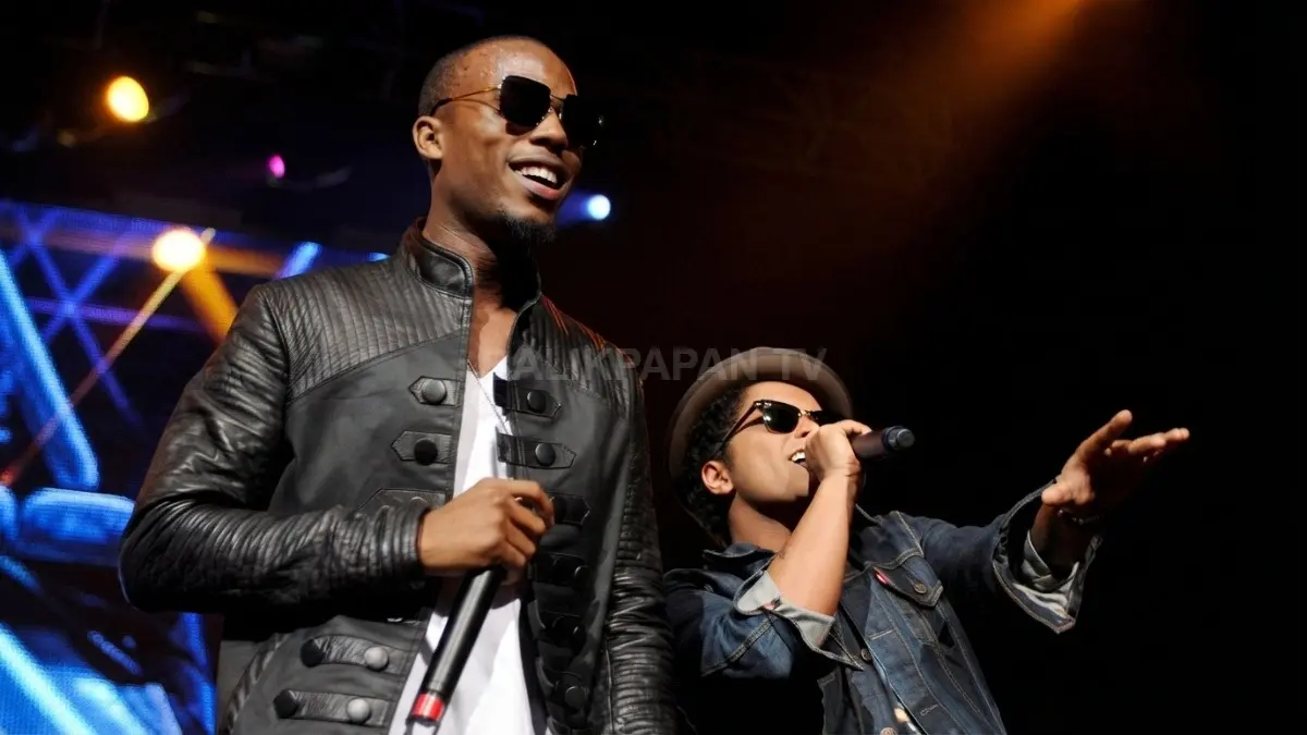 Penampilan B.o.B membawakan lagu Nothin