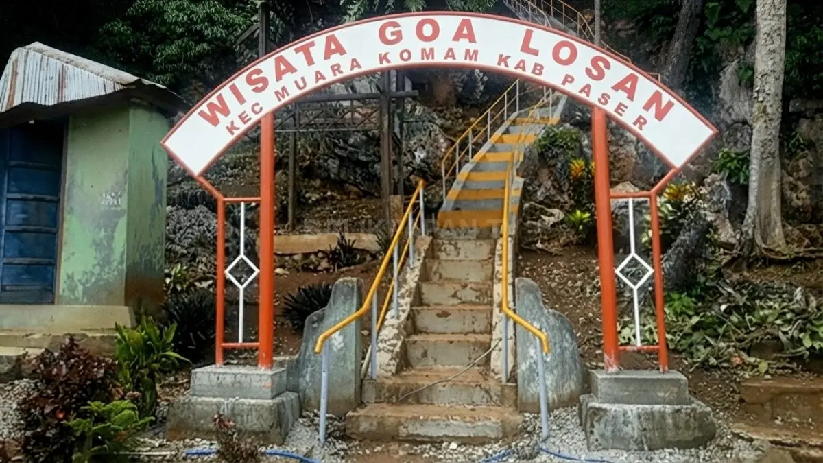 Penjelajah memasuki Goa Losan Paser untuk melihat kondisi lorong dan ruangan di dalamnya. (BTV/AI)