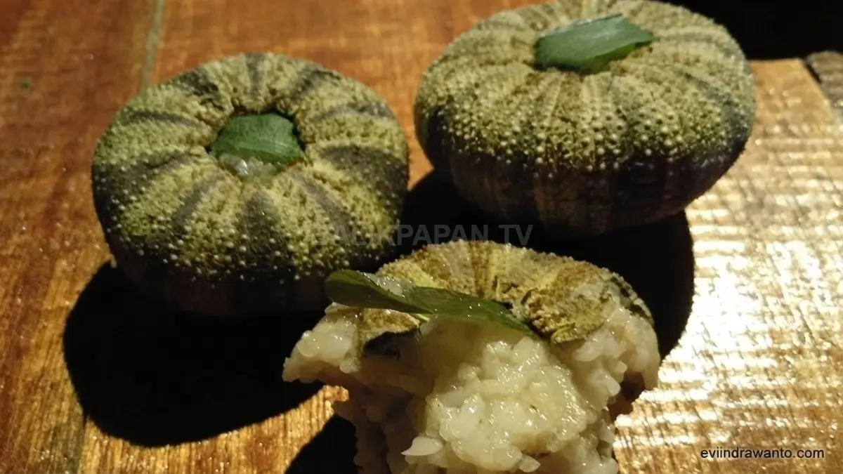 Tehe-tehe merupakan kuliner tradisional Berau berbahan ketan yang disajikan dalam cangkang bulu babi. (BTV/AI)