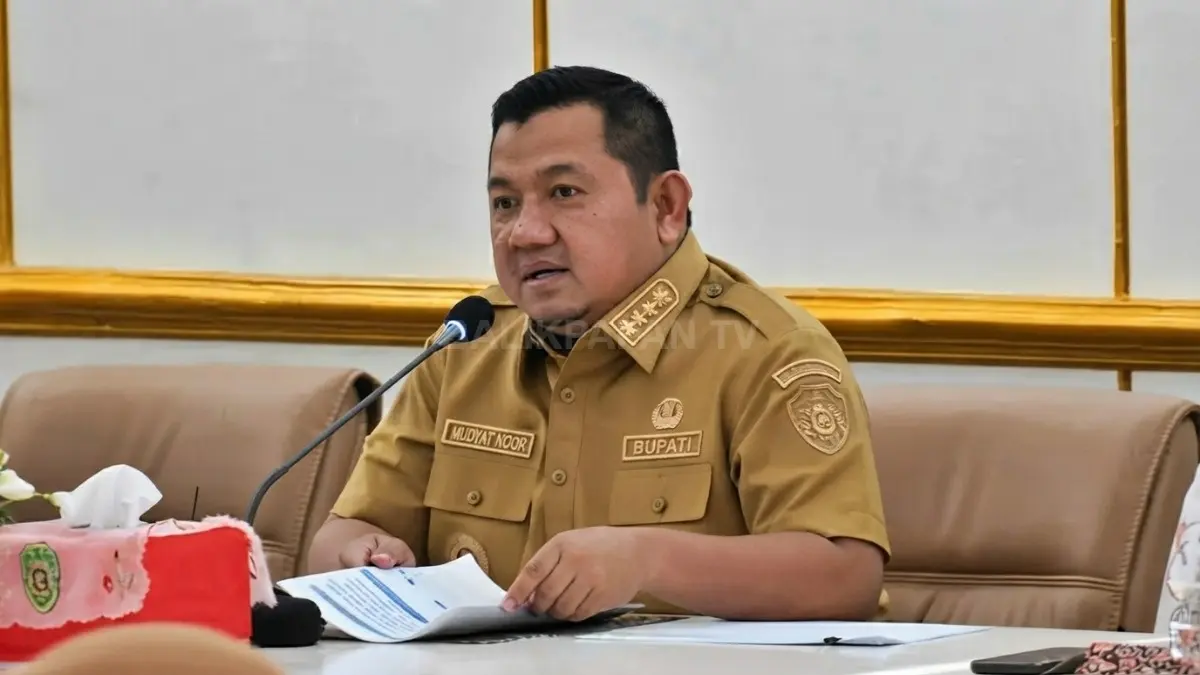 Bupati Penajam Paser Utara Mudyat Noor saat memimpin rapat terkait kebijakan pemerintah daerah.
