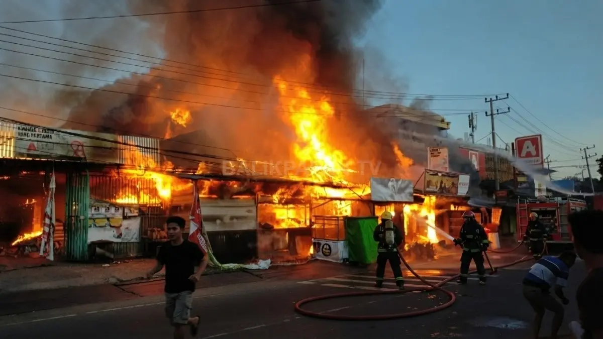 Petugas Disdamkarmat  melakukan pemadaman kebakaran di kawasan permukiman 