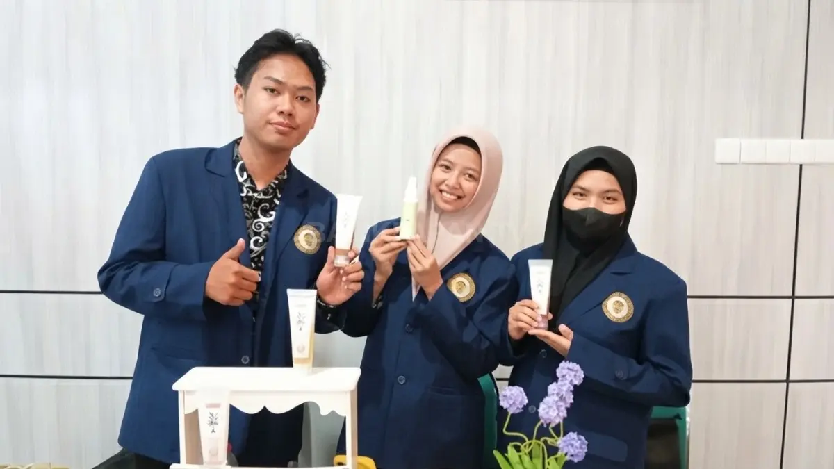 Tim mahasiswa Farmasi UMKT menyiapkan pengembangan deodoran berbahan ekstrak daun sirih dan lemon.
