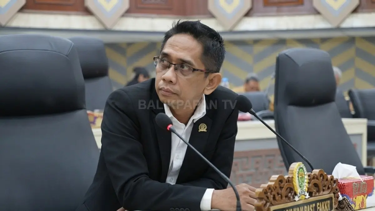 Anggota Komisi II DPRD Kaltim Firnadi Ikhsan saat menyampaikan pandangan mengenai optimalisasi PAD Kaltim 2027.