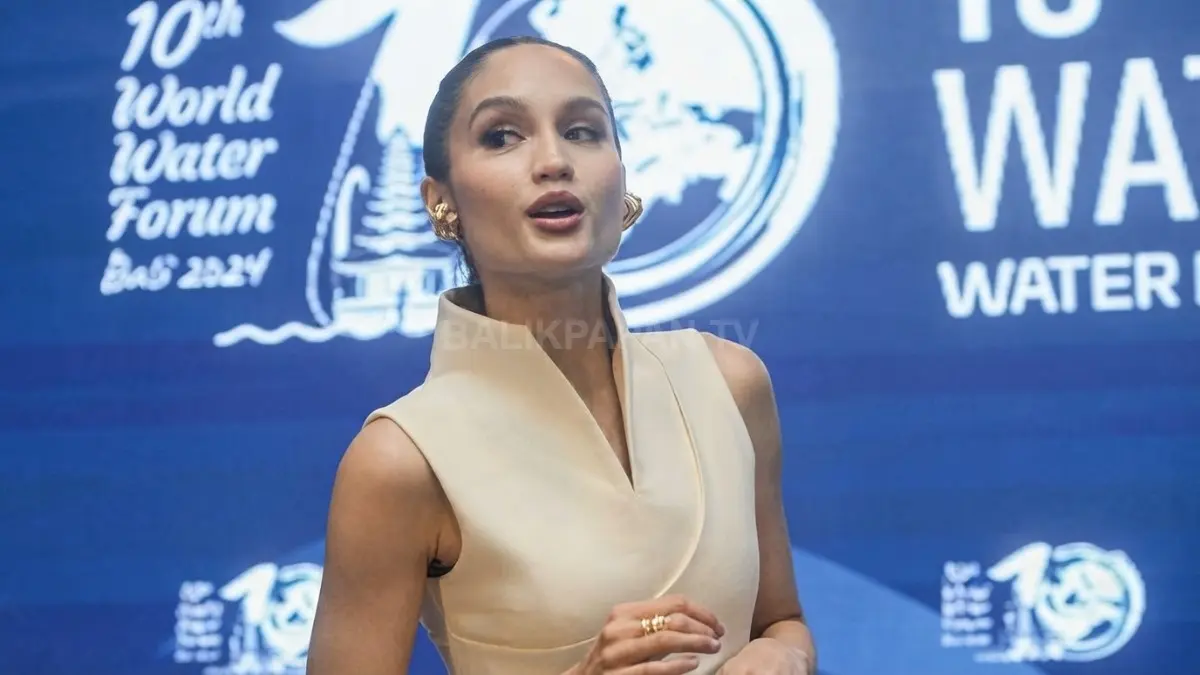 Cinta Laura saat menyampaikan pandangan mengenai pelayanan pasien BPJS melalui media sosial.