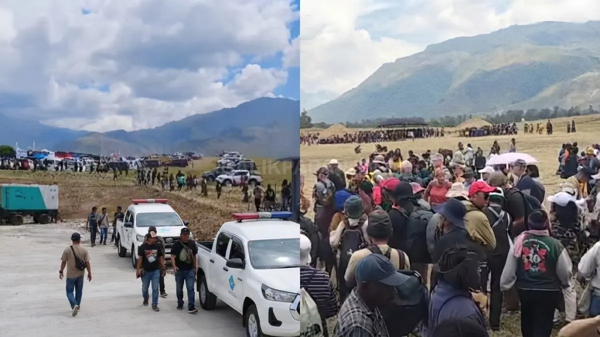 Pengunjung Festival Budaya Lembah Baliem di Distrik Walesi saat situasi panik setelah terdengar suara tembakan.
