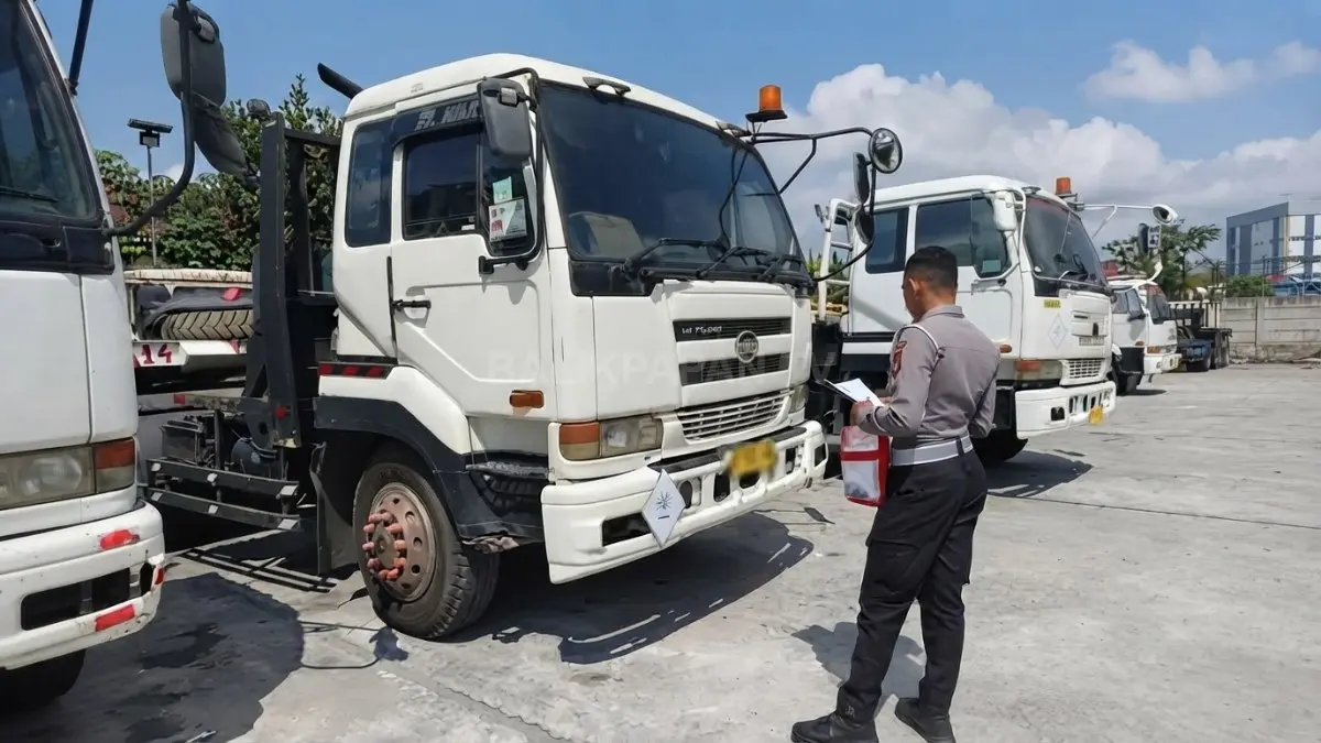 Polda Kalimantan Timur melakukan pemeriksaan kelaikan kendaraan angkutan barang untuk menekan kecelakaan lalulintas. 