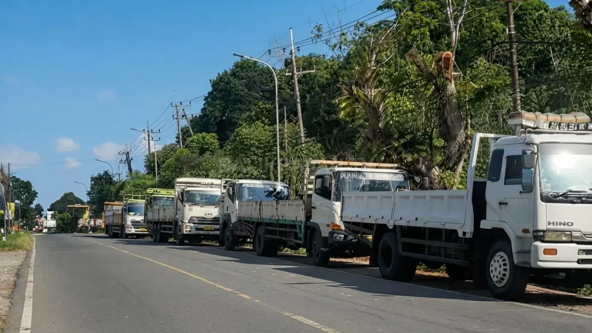 Sopir truk mengantre untuk mendapatkan Solar subsidi di SPBU KM 15 Karang Joang, Balikpapan Utara.