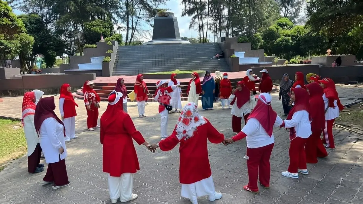 Alumni ASTU ’87 SMEA Negeri 1 Balikpapan mengenakan pakaian merah putih saat mengikuti lomba 17 Agustus dalam agenda silaturahmi.( NURON SETYA WIJAYA/KP)