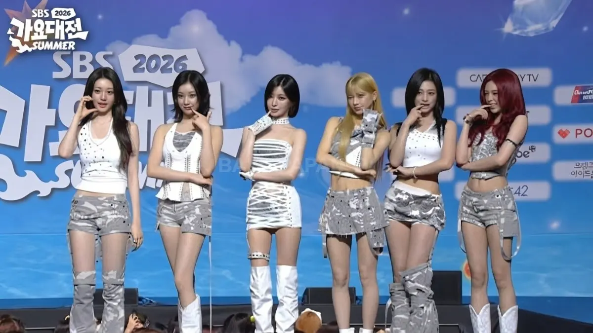 BABYMONSTER tampil di panggung SBS Gayo Daejeon Summer 2026 dengan energi khas mereka. (BTV/AI)