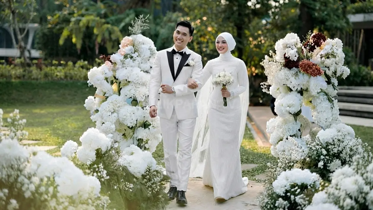 Dea Annisa bersama Mazaki Ahmad dalam rangkaian momen menjelang pernikahan mereka.