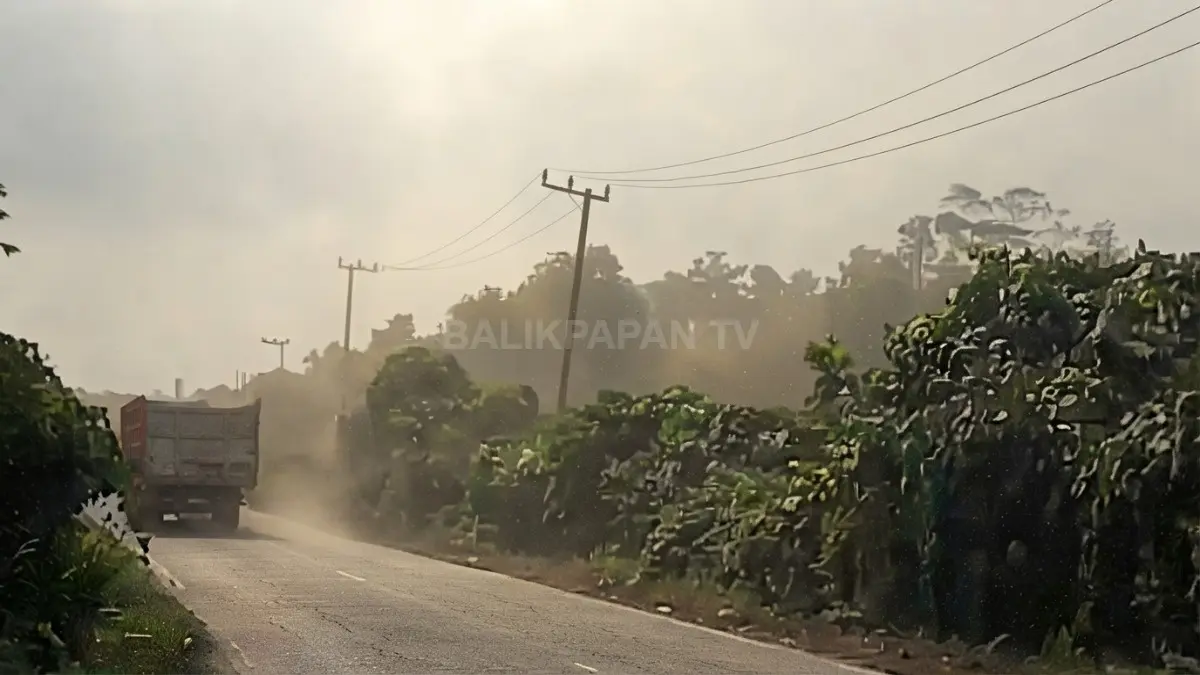 Debu aktivitas tambang dikeluhkan pengguna Jalan Sangatta–Bengalon, kenyamanan dan keselamatan pengendara kembali jadi sorotan. (BTV/AI)