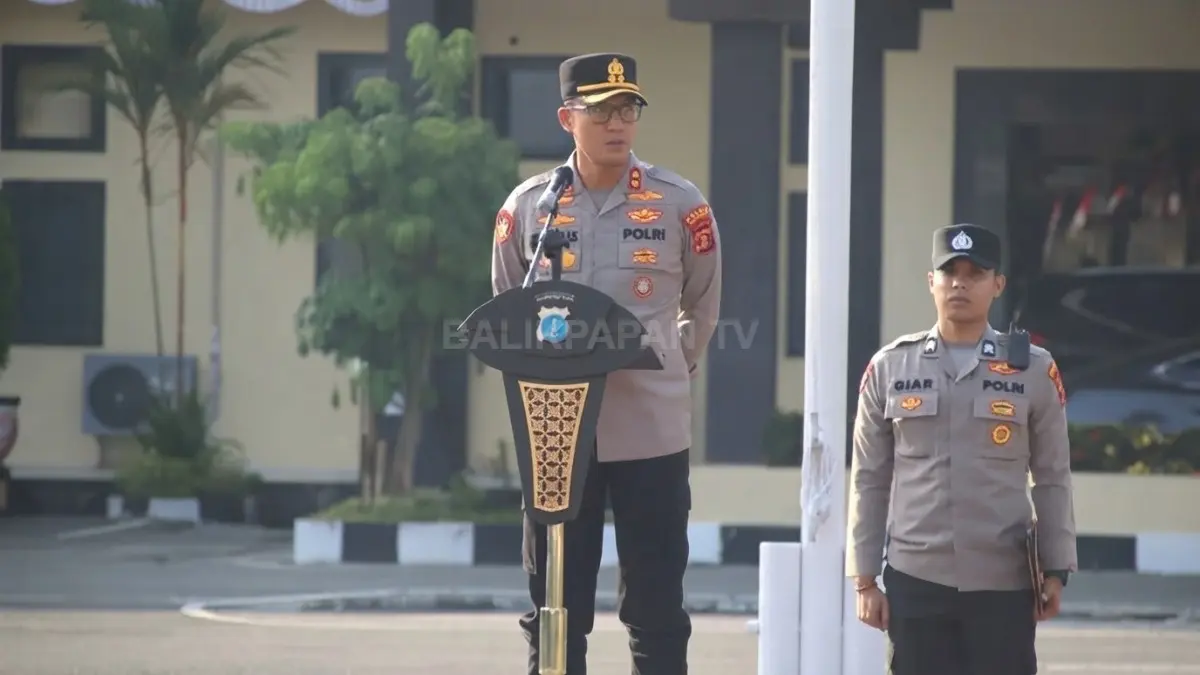 Kapolres Penajam Paser Utara AKBP Andreas Alek Danantara saat memberikan arahan kepada personel dalam Apel Pimpinan Polres PPU.