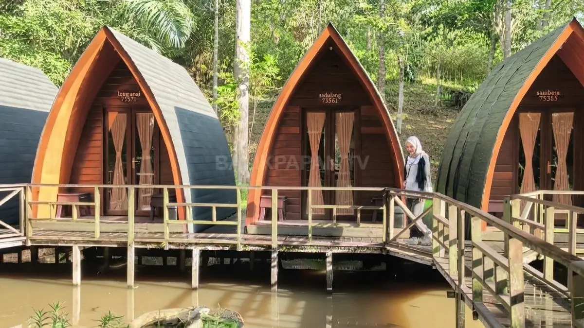 Ladaya Tenggarong menghadirkan rumah kayu, pepohonan hijau, dan berbagai wahana wisata dalam satu kawasan. (BTV/AI)