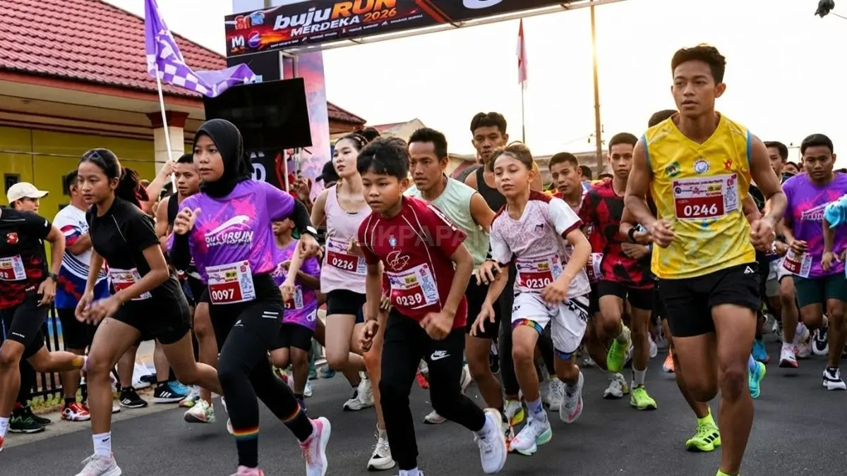Peserta Bujuran Run Merdeka memulai lomba Fun Run 5K di Kecamatan Melak.