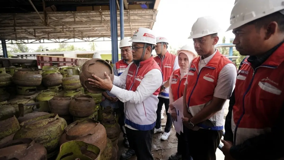 Petugas Pertamina melakukan pemeriksaan fasilitas pengisian dan pemeliharaan tabung LPG di Samarinda.