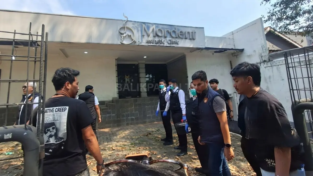 Polisi dan tim Puslabfor melakukan olah TKP di lokasi penemuan Sutrimo, Kebayoran Baru, Jakarta Selatan. (BTV/AI)