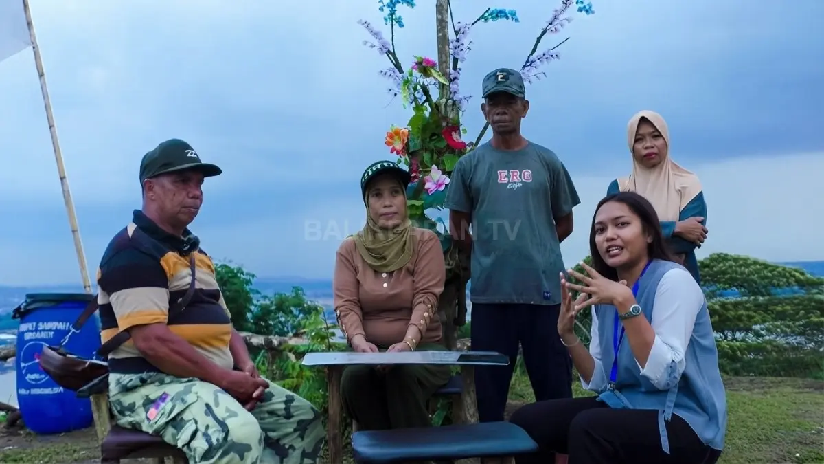 Puncak Steling menawarkan panorama Samarinda dari ketinggian dengan suasana alam dan area camping warga. (BTV/AI)