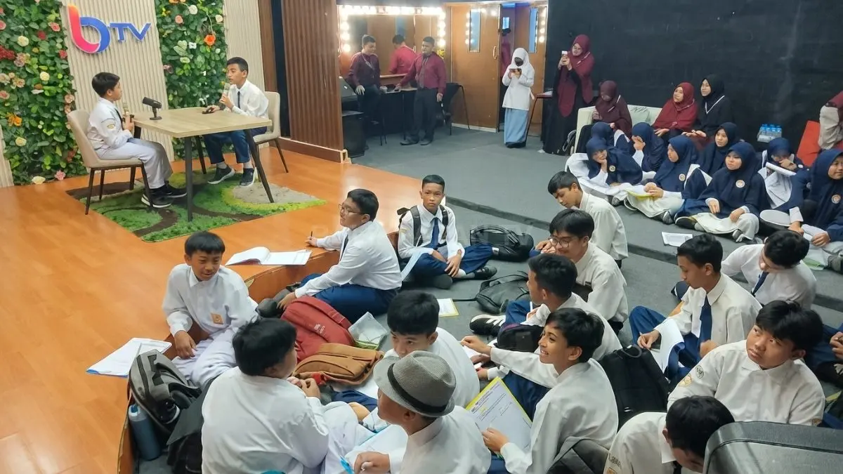 Siswa peraktek langsung mencoba siaran podcast
