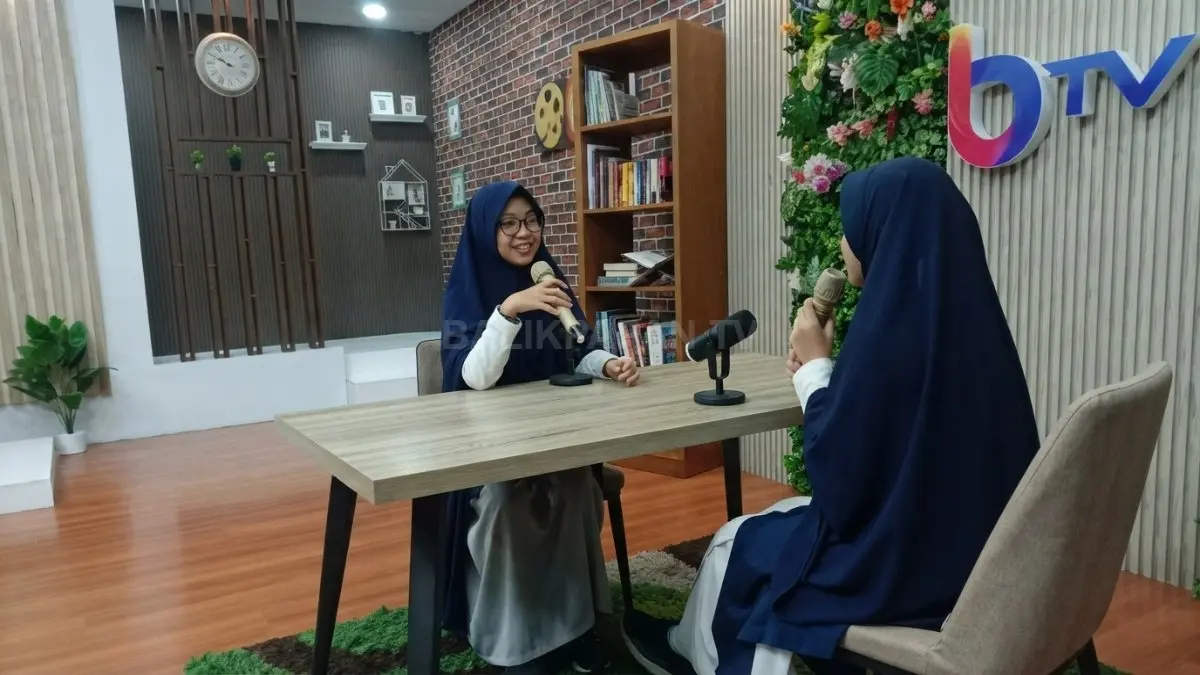 Siswa SMP Islamic Global School Balikpapan mencoba simulasi menjadi host podcast dalam kunjungan edukatif di studio BTV. (BTV/AI)