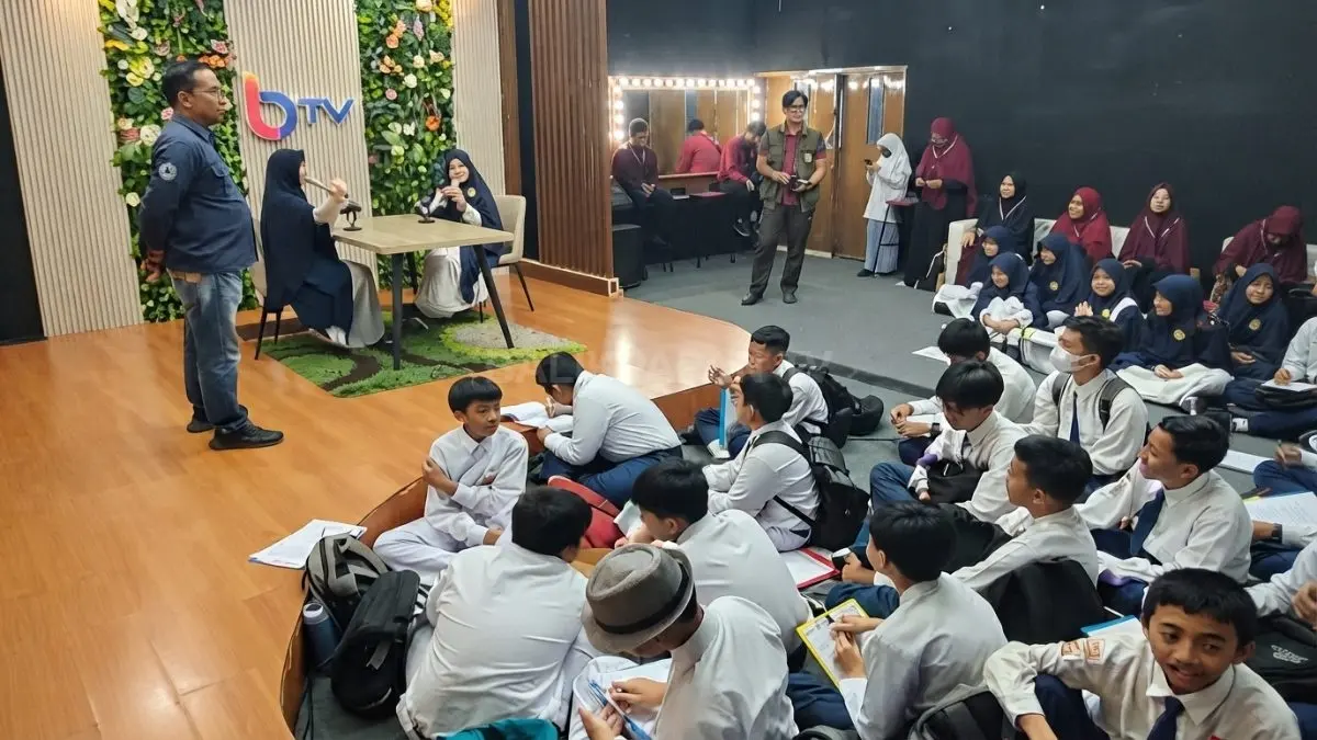Siswa SMP Islamic Global School Balikpapan mengikuti kunjungan edukatif untuk mengenal dunia penyiaran di pandu langsung Direktur Balikpapan Tv, Wiji Winarko
