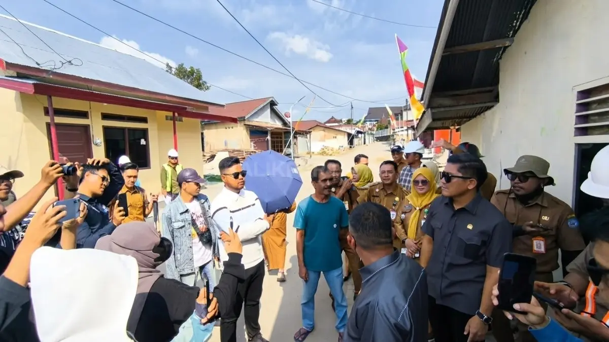 Warga Tanjung Laut keluhkan debu dan aktivitas kendaraan proyek Polder, keselamatan anak-anak ikut menjadi perhatian. (BTV/AI)