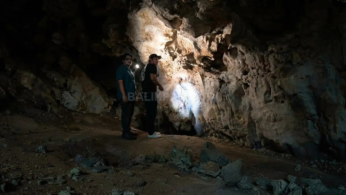 Dinding gua Liang Tebo menyimpan jejak cap tangan prasejarah di kawasan karst Sangkulirang. (BTV/AI)