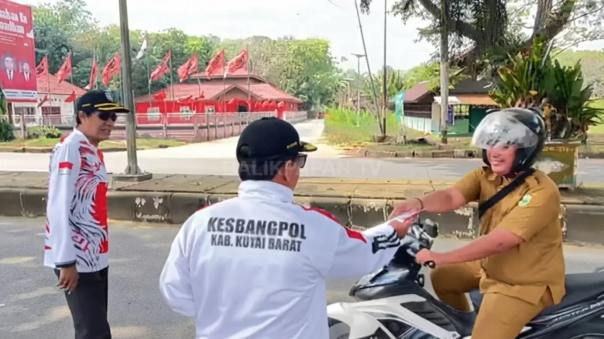 Kesbangpol Kutai Barat membagikan 500 bendera Merah Putih kepada warga Sendawar menjelang peringatan kemerdekaan Indonesia. (DOK. SUNARDI/KP)