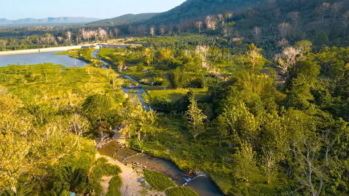 Lembah Bajuin menawarkan camping keluarga dengan sungai jernih, fasilitas memadai, dan air terjun tersembunyi. (Sumber: YouTube @WisataKalimantan)