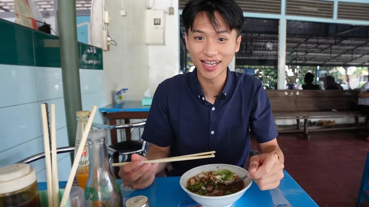 Leonardo Edwin mencicipi delapan kuliner khas Pontianak dalam perjalanan sehari menyusuri kekayaan cita rasa lokal. (Sumber: YouTube @LeonardoEdwin)