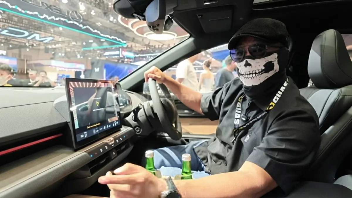 Lexus ES hadirkan interior nyaman dengan material kayu, layar modern, tombol fisik, dan kontrol setir canggih [BTV:AI]