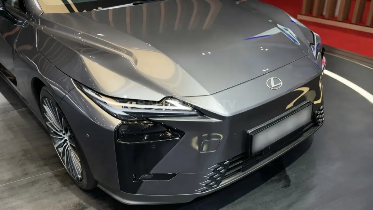Lexus ES tampil dengan spindle body, garis tajam, lampu LED, twin L signature, serta siluet fastback modern [BTV:AI]
