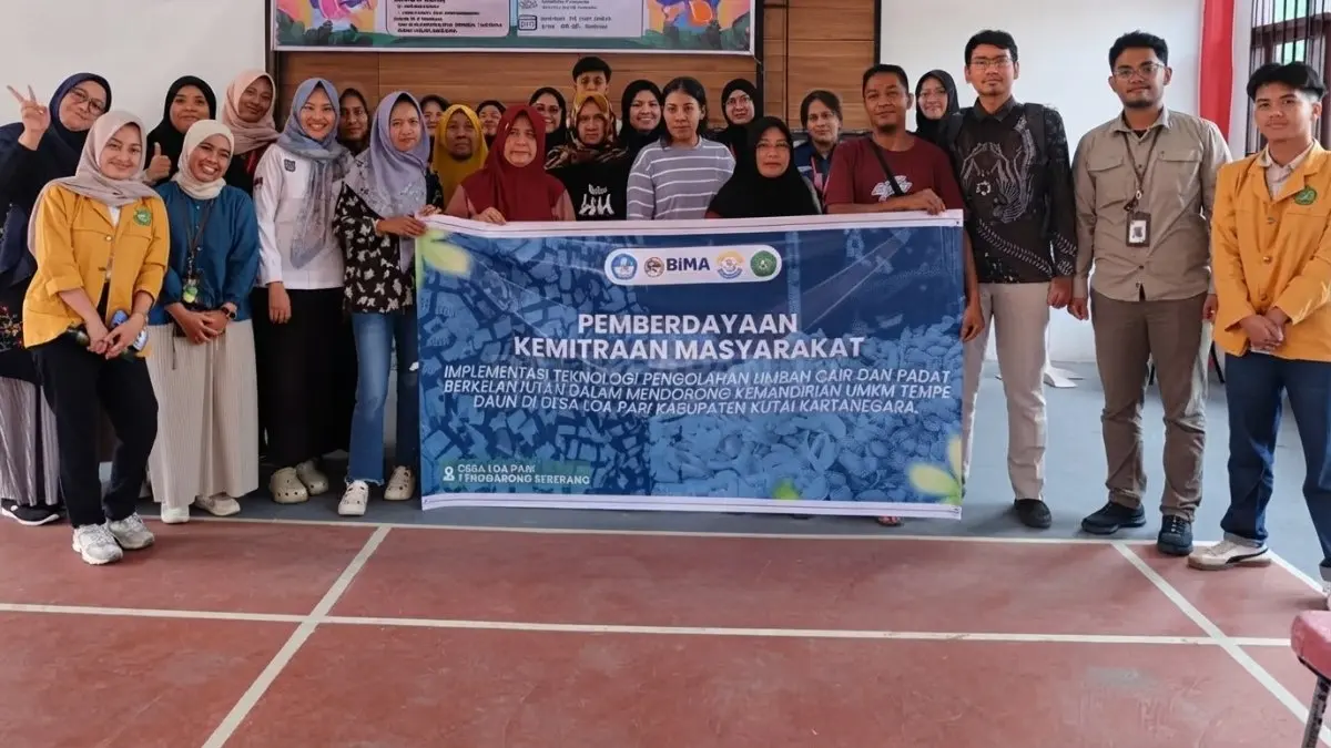 M Aidil Fitrah bersama tim Unmul dan pelaku usaha tempe rumahan Desa Loa Pari. (DOK. DENNY/KP)