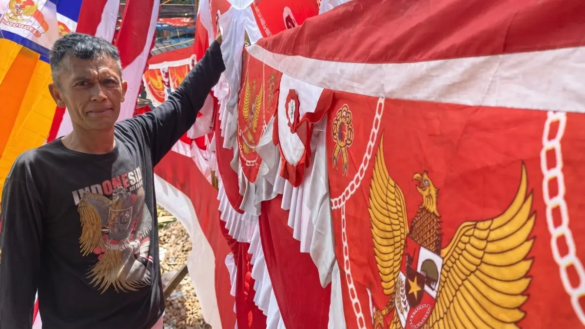 Pedagang bendera musiman Balikpapan menghadapi penurunan penjualan menjelang HUT ke-81 RI. (Sumber: Balpos.com, Arif Fadillah)