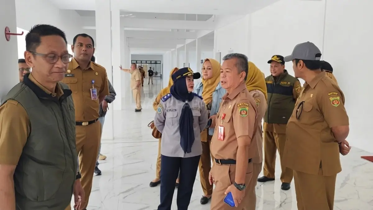 Pemkot Samarinda mengecek Teras Samarinda Tahap II, menemukan kerusakan fasilitas dan meminta kontraktor menuntaskan perbaikan (DOK. DENNY/KP)