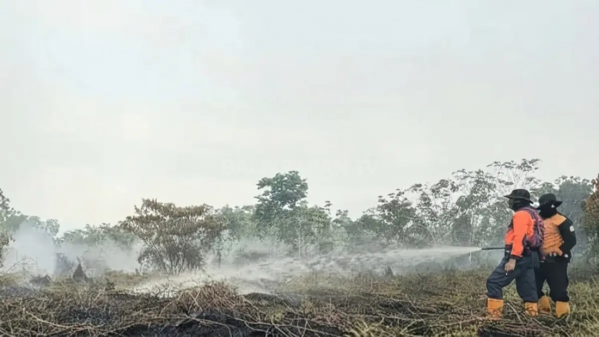 Petugas gabungan melakukan penanganan kebakaran lahan di Samarinda.