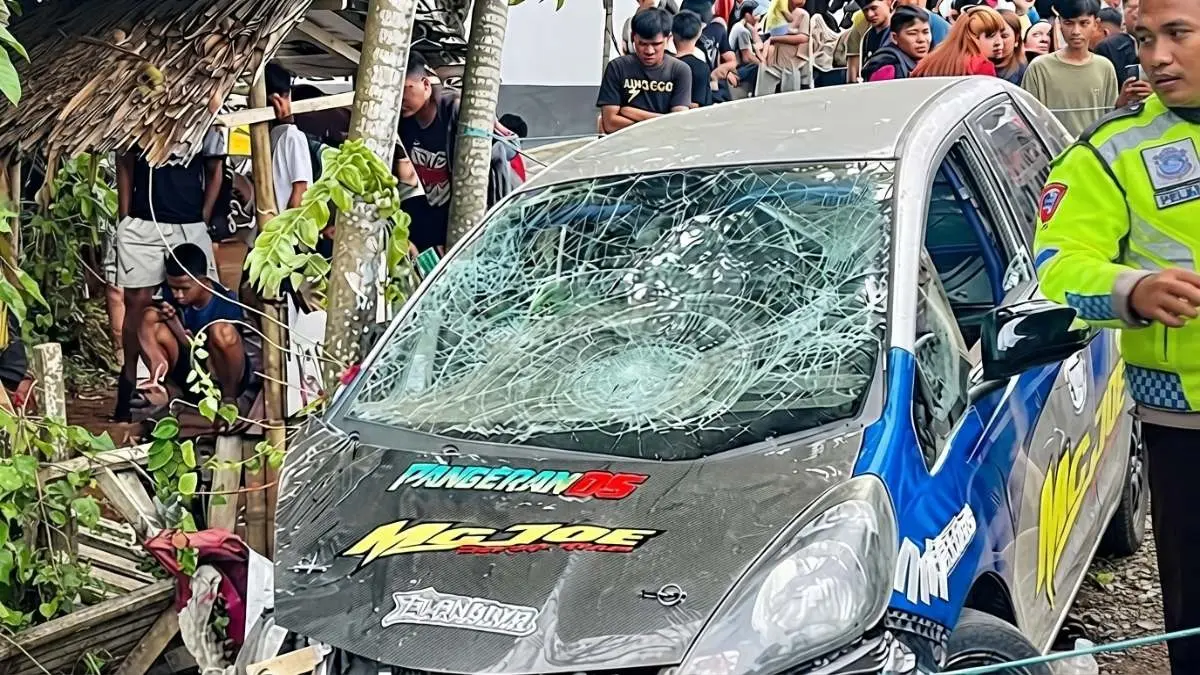 Petugas melakukan penanganan di lokasi kecelakaan ajang Drag Race–Drag Bike Kotamobagu Championship 2026 di Kelurahan Upai, Kotamobagu Utara.
