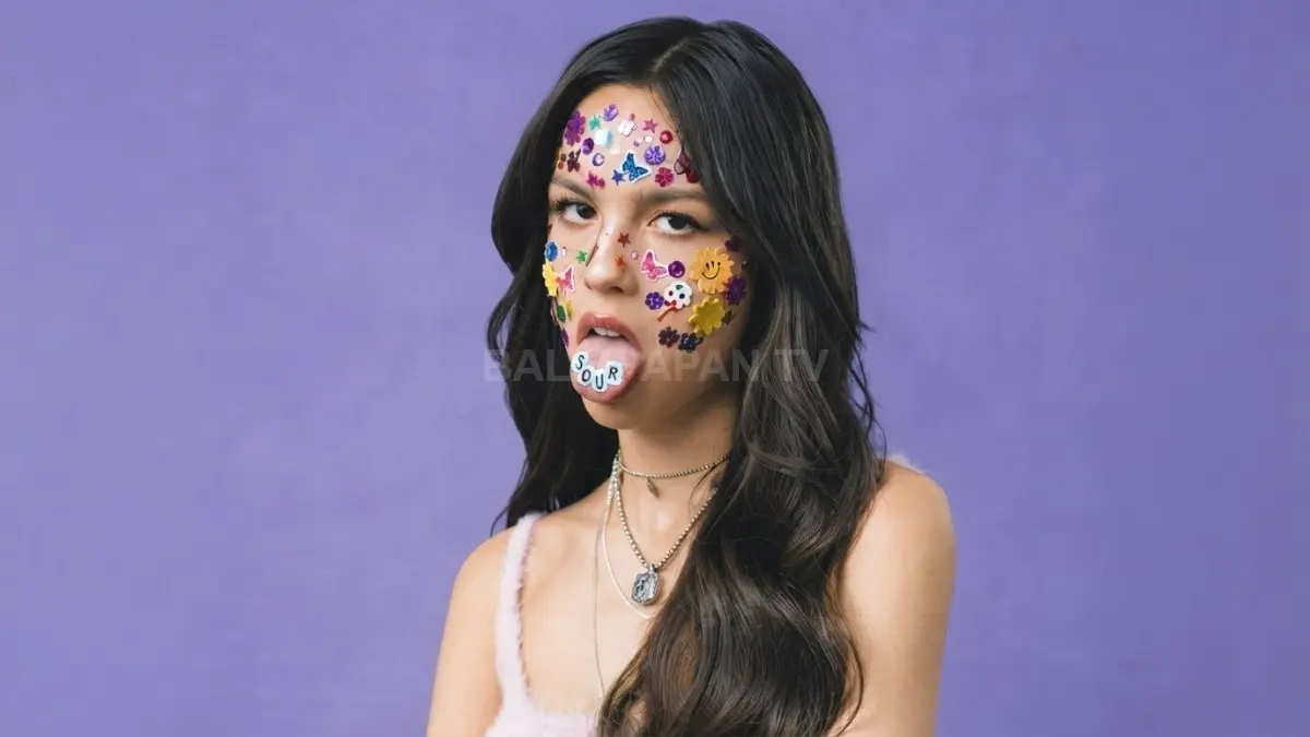 Potret ikonik album Sour karya Olivia Rodrigo tampil unik dengan hiasan stiker penuh warna. (BTV/Ai)