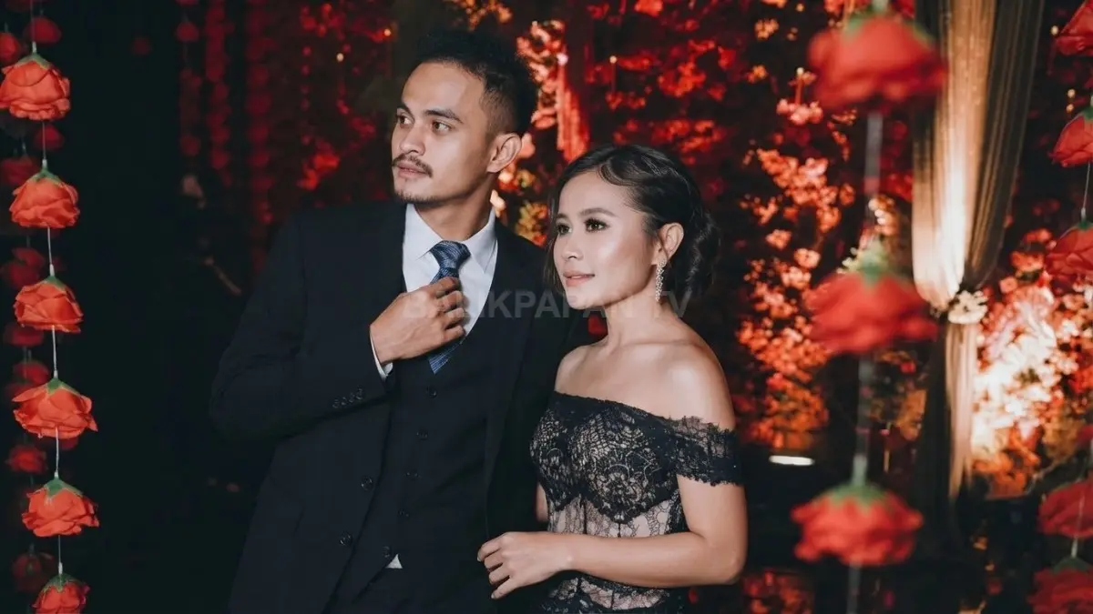 Prilly Latuconsina menanam 270 pohon kopi Robusta sebagai hadiah ulang tahun ke-27 untuk Omara Esteghlal di Yogyakarta. (BTV/AI)