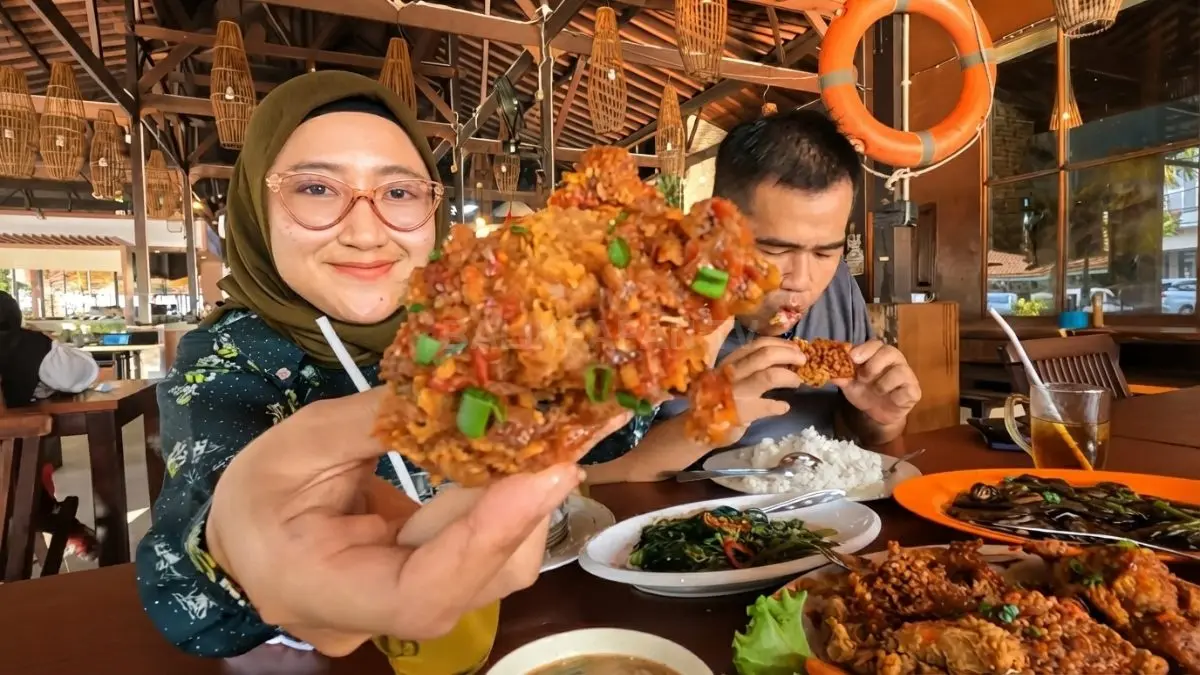 Touring sehari di Balikpapan menghadirkan pengalaman mencicipi soto, mantau, hingga seafood khas kota. (Sumber: YouTube @WARNA WARNI SAYA)