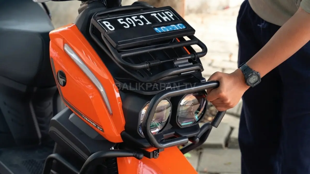 Tyrano tampil rugged dengan rangka tubular fungsional, bumper pelindung, lampu projector, dan pelek 12 inci bergaya adventure [BTV:AI]